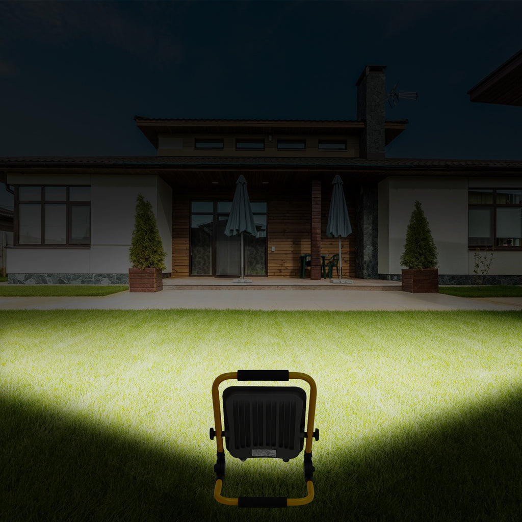 LED-Baustrahler, 50 W/100 W/150 W/200 W Arbeitsleuchten, tragbare LED-Arbeitsleuchten, Baustrahler mit kaltweißem Licht, Schutzklasse IP66, mit 3 Meter langem Kabel und klappbarem Stativ, geeignet für Baustellen (mit Stecker)