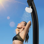 Solardusche Bogen Solar Gartendusche warmes Wasser Bis Zu 60°C Ohne Stromanschluss Pooldusche Camping mit Fußdusche und Duschablage schwenkbarem Regenduschkopf Schutzhülle Schwarz(20L/35L)