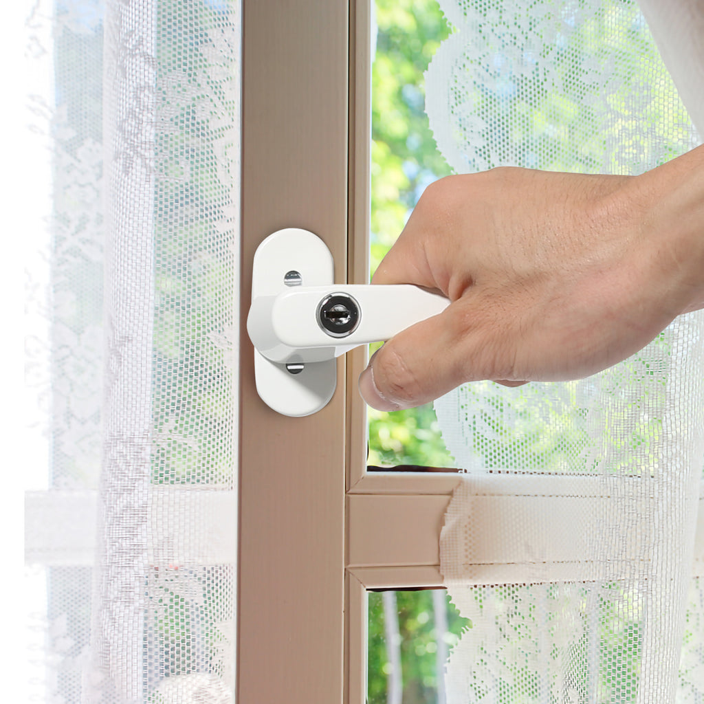 Weißer Fenstergriff aus Aluminium mit Schlüsselschloss, geeignet für Fenster und Balkontüren. Der Schließzylinder verfügt über eine Stiftlänge von 35 mm. Lieferbar in vier Packungsgrößen: als Set mit 4 Stück, 8 Stück, 12 Stück oder 16 Stück.