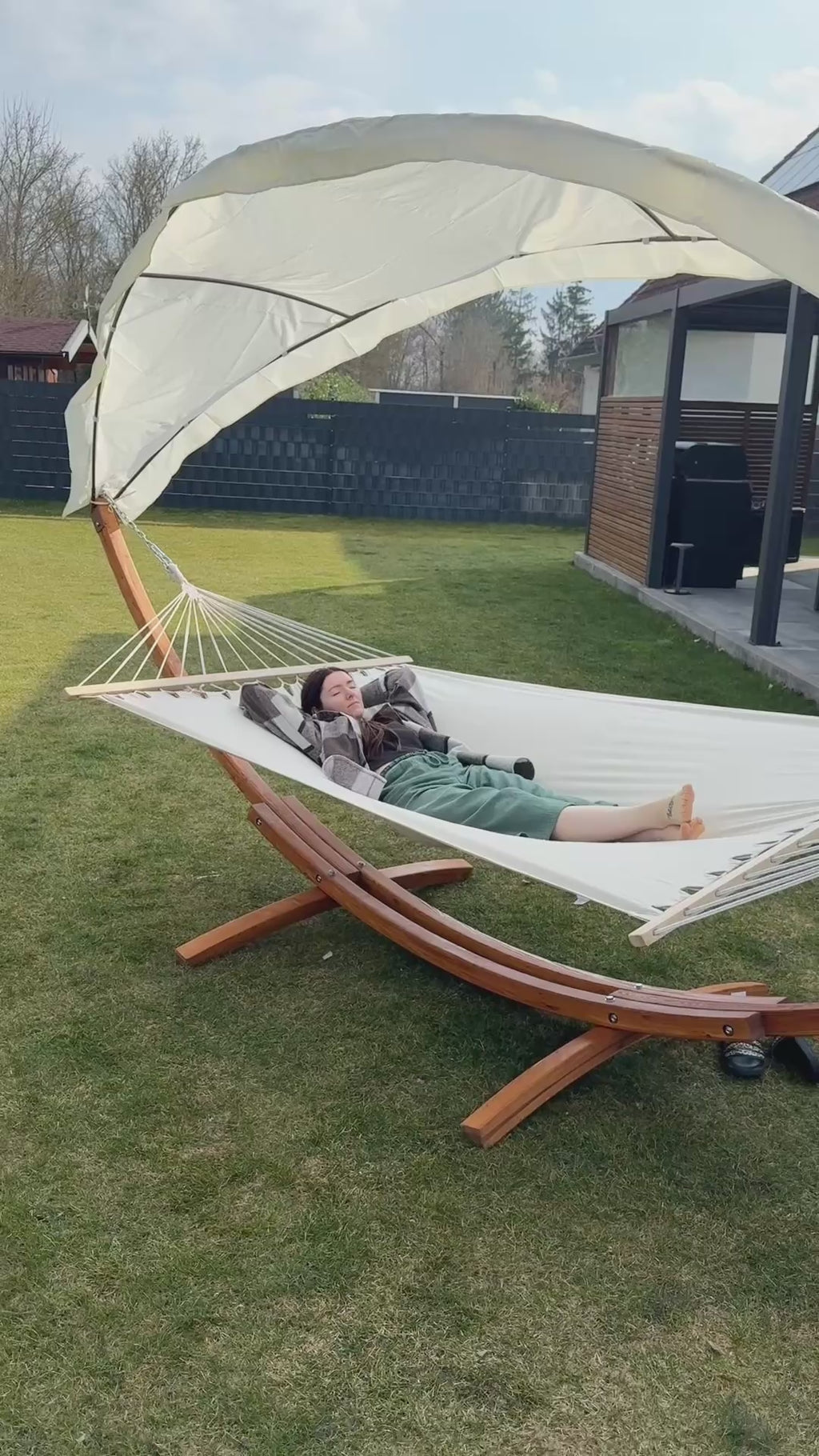 Hängematte mit Gestell Holz, mit Sonnendach,bis 200kg,Stabhängematte für 2 Personen,Wetterbeständig,inkl.Montagematerial，Hängematte Gestell für Balkon,Terrasse und Garten